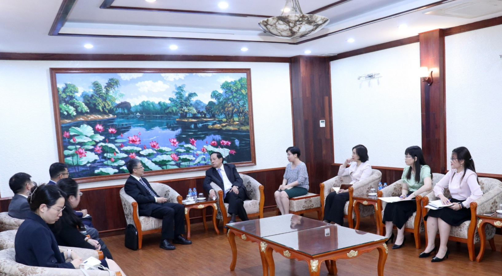 越中友好协会副主席阮文诗先生也会见了中国外交学院代表团一行。