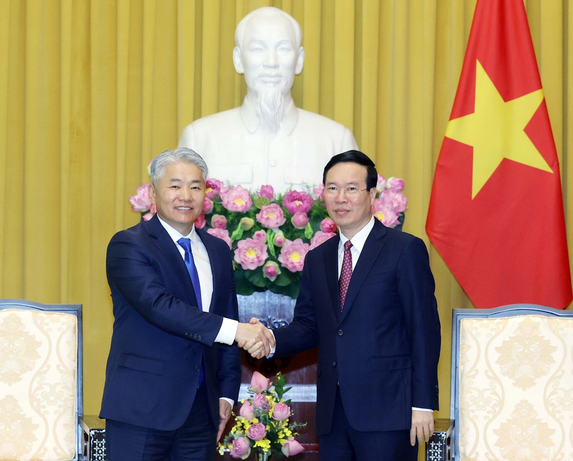 越南国家主席武文赏与蒙古国家安全委员会秘书长恩赫巴亚尔。