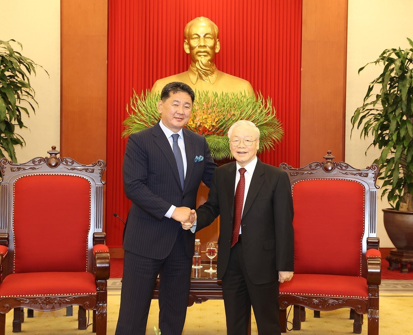 阮富仲总书记会见蒙古国总统乌赫那·呼日勒苏赫。