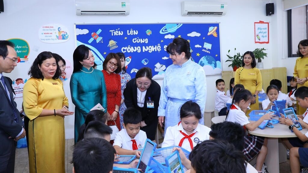 蒙古国总统夫人走访河内市朱文安小学校