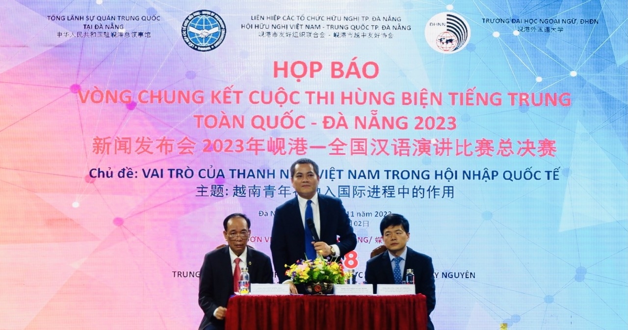 香港友好组织联合会主席阮玉平在发布会上发表讲话。