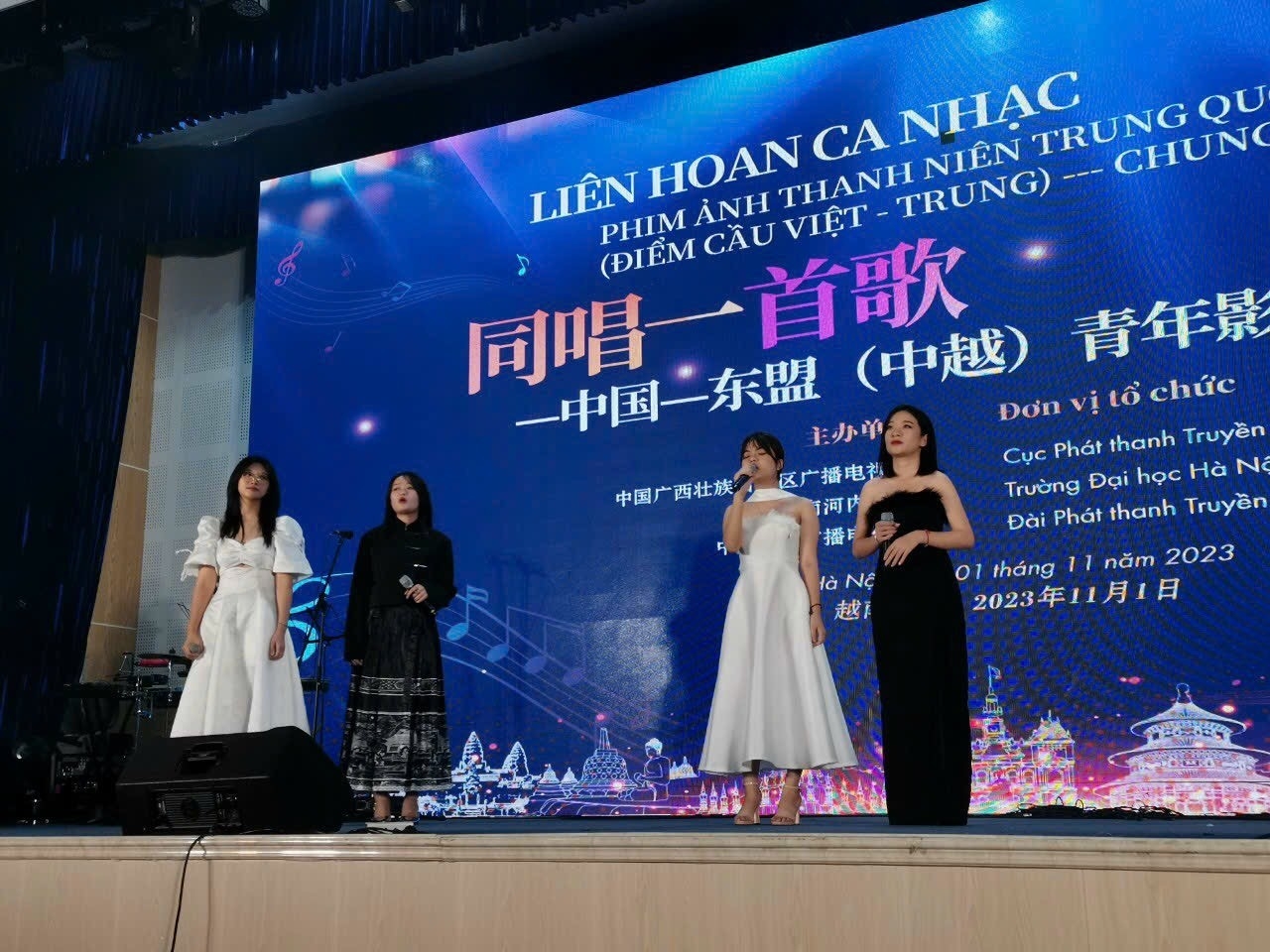 越中青年共同演唱电影歌曲、表演中国传统舞蹈、演奏两国民族乐器……