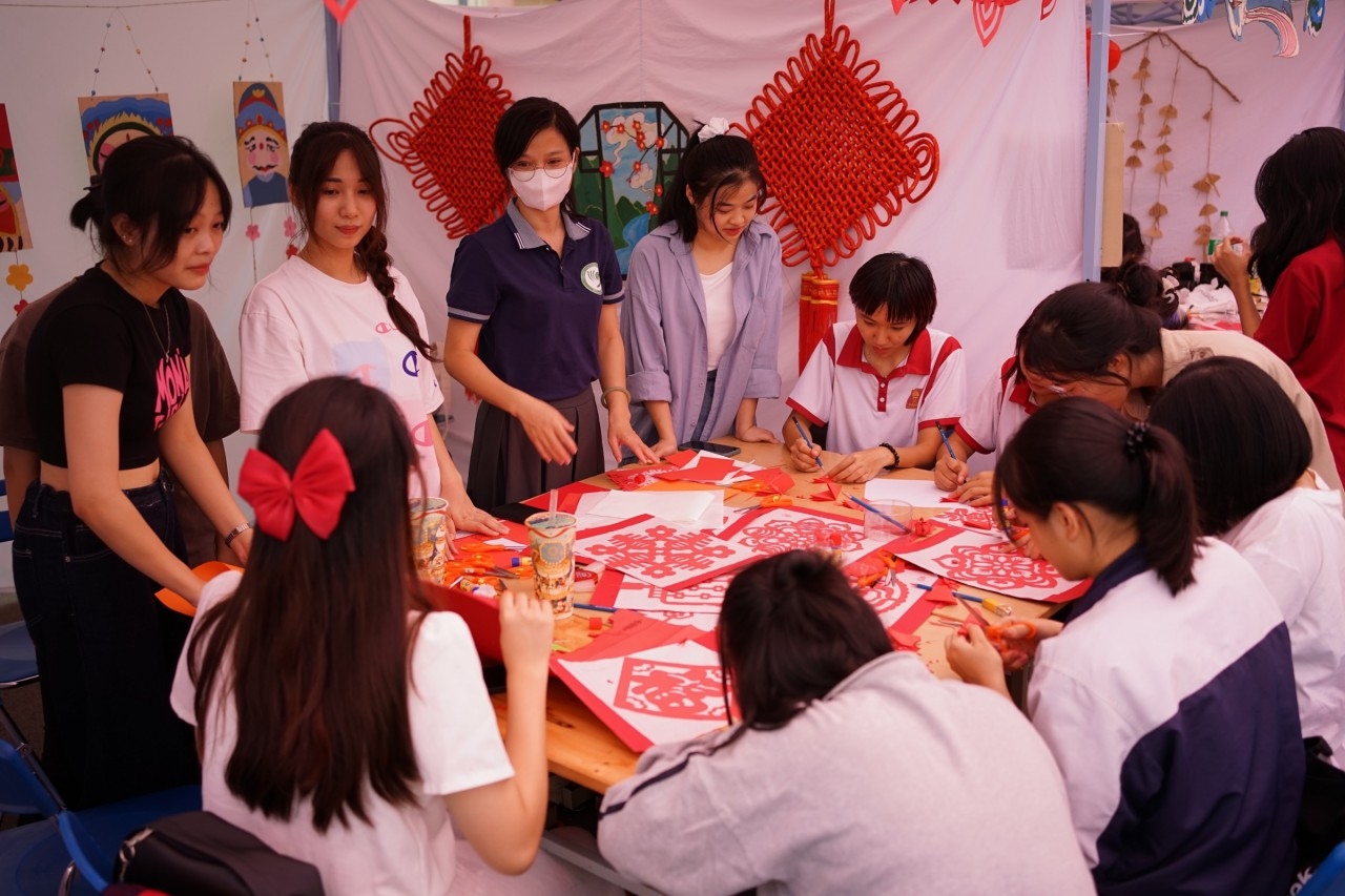 在越南河内大学还举行了中国画、书法、中华美食、汉服、剪纸等中国文化体验活动。