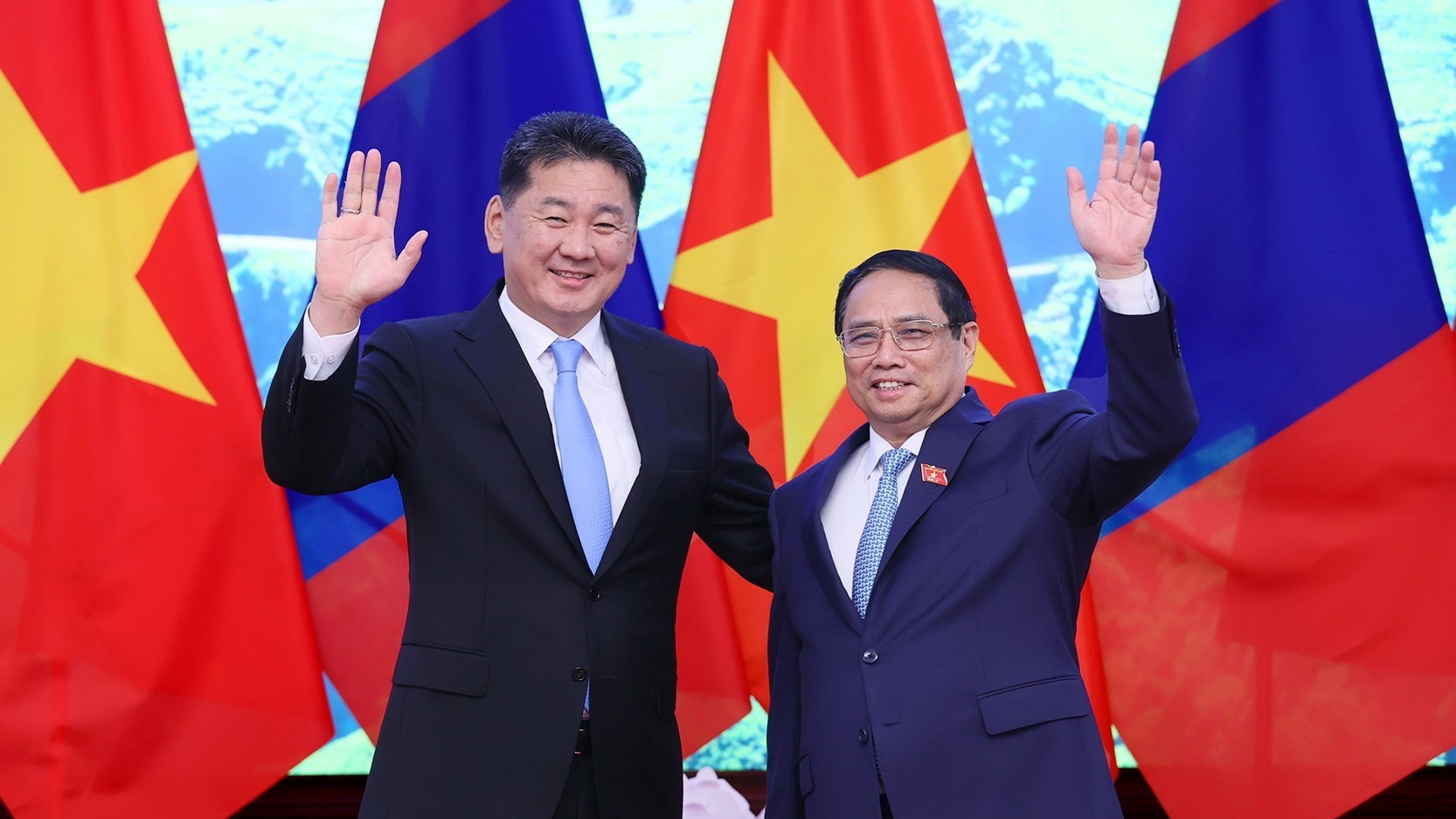 越南政府总理范明政（左）与蒙古国总统呼日勒苏赫（右）。