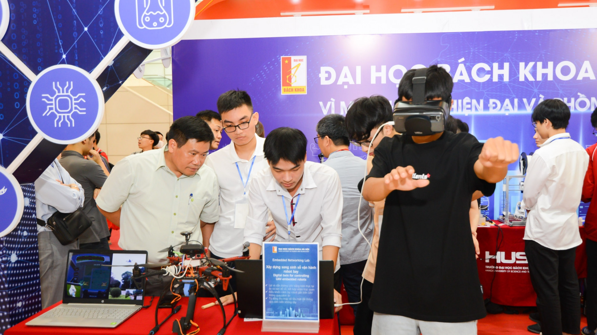 河内理工大学学生在2023 Techfest Hanoi活动上介绍技术产品。