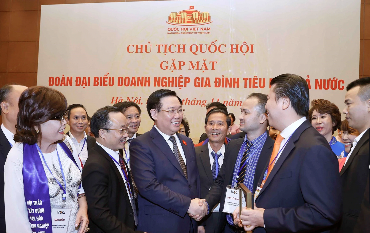 越南国会主席王廷惠会见典型家族企业。