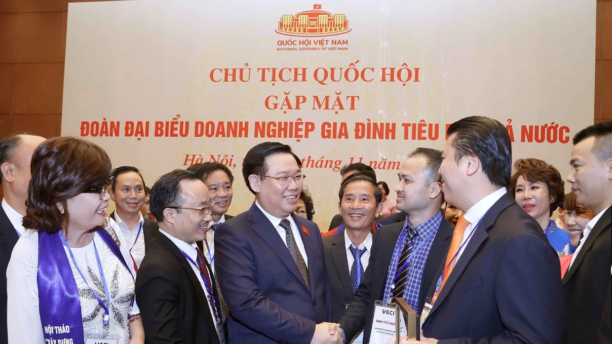 越南国会主席王廷惠与典型家族企业举行见面会