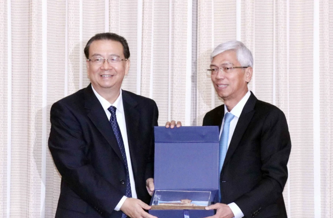 胡志明市人民委员会副主席武文欢向云南省政协主席刘晓凯赠送纪念品。