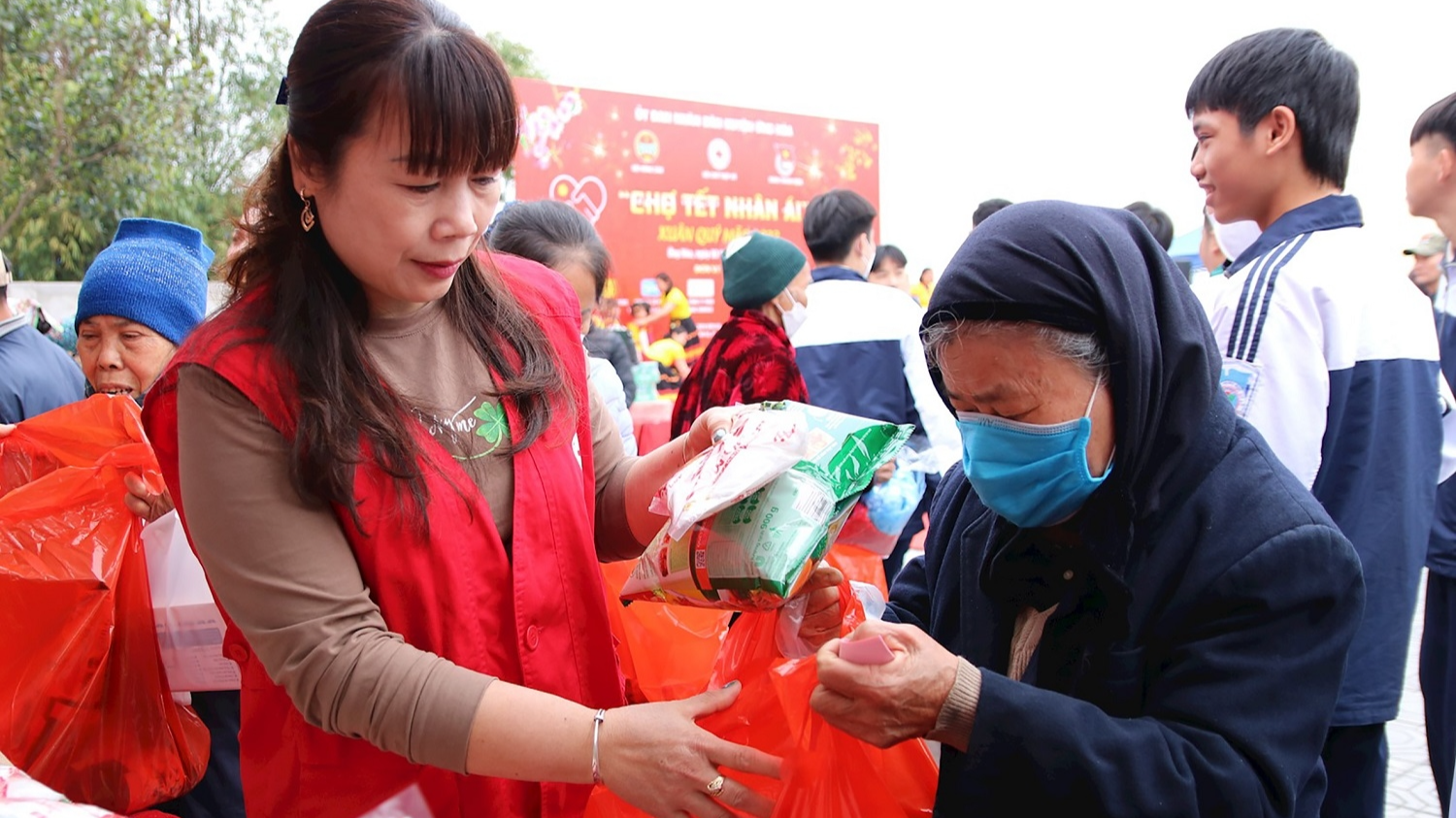 2024年是仁爱春节第二次举办，活动由越南红十字会主办，是对始于1999年的“为了贫困者和橙剂受害者的春节”活动的继承与发展。2024年仁爱春节的一大新亮点是有来越出席第11届亚太地区红十字与红新月国际会议（AP-11）的350多名代表的参与。  越南红十字会中央委员会主席裴氏和表示，活动规模宏大，旨在动员全社会的参与和贡献，帮助欢度春节。  裴氏和说：“仁爱春节从2023年开始举行，目的是照顾社会中的困难群体、弱势群体，活动对象覆盖更广，而不像以前只包括橙剂受害者。活动组织方式也有改进，活动受益对象不仅