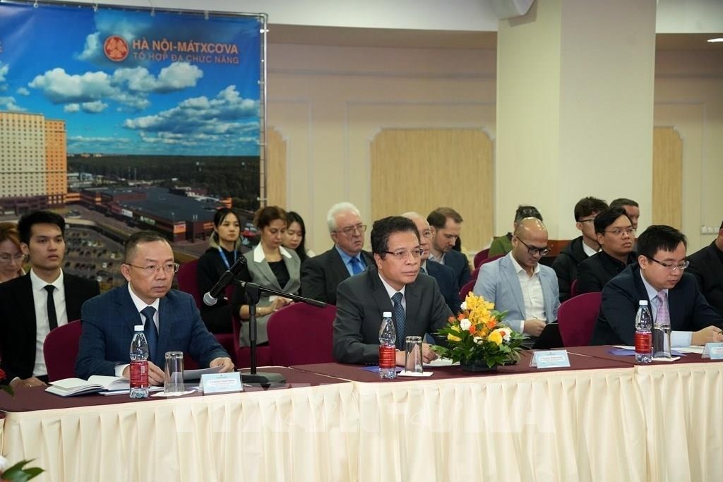 越南驻俄罗斯大使邓明魁（中）主持研讨会。