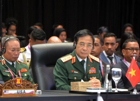 越共中央政治局委员、中央军委副书记、越南国防部长潘文江大将出席会议。