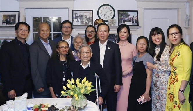 正在美国出席2023年亚太经合组织(APEC)领导人会议周的越南国家主席武文赏和夫人于当地时间11月15日下午看望慰问旅美越侨代表范文寂。 范文寂先生于1952年在广南省一个爱国家庭出生(他的父亲和叔叔均参加越南抗法战争),他从小加入了革命军。1967年,在一次炸弹袭击中,他身受重伤,不得不截肢治疗,其后幸运地遇到了一群热爱和平的医生和慈善家,并被送往美国治疗。在这里,他被一个美国家庭收养。 在美国,范文寂先生和众多在美留学生和热爱和平的美国人一起走上街头,抗议美国撤军,反对越南战争。在国家统一并仍处在困境的情况下,他积极动员社会各方力量,多渠道筹集爱心捐款,支持在美国新成立的越南外交使团。 武文赏强调,党和国家永远不会忘记默默参加反战运动、为民族解放和统一事业作出贡献的海外越南人和美国友人的功劳。旅美越南人始终情系祖国家乡,成为促进两国良好关系发展的重要桥梁。 武文赏希望一代又一代的海外越南人继续弘扬爱国主义精神,积极主动提供信息,让旅美越南同胞,特别是第二代、第三代越南年轻人更好地了解国家情况和党、国家民族大团结政策。海外越南人社群,特别旅美越南人是越南民族社区不可分割的一部分。武文赏希望旅美越南人继续团结一致,遵守当地法律,继续为美国的发展、两国双边关系的发展和越南建国卫国事业做出贡献。 当天上午,武文赏考察了斯坦福大学医学院学术医学中心。 正在美国出席2023年亚太经合组织(APEC)领导人会议周的越南国家主席武文赏和夫人于当地时间11月15日下午看望慰问旅美越侨代表范文寂。 范文寂先生于1952年在广南省一个爱国家庭出生(他的父亲和叔叔均参加越南抗法战争),他从小加入了革命军。1967年,在一次炸弹袭击中,他身受重伤,不得不截肢治疗,其后幸运地遇到了一群热爱和平的医生和慈善家,并被送往美国治疗。在这里,他被一个美国家庭收养。 在美国,范文寂先生和众多在美留学生和热爱和平的美国人一起走上街头,抗议美国撤军,反对越南战争。在国家统一并仍处在困境的情况下,他积极动员社会各方力量,多渠道筹集爱心捐款,支持在美国新成立的越南外交使团。 武文赏强调,党和国家永远不会忘记默默参加反战运动、为民族解放和统一事业作出贡献的海外越南人和美国友人的功劳。旅美越南人始终情系祖国家乡,成为促进两国良好关系发展的重要桥梁。 武文赏希望一代又一代的海外越南人继续弘扬爱国主义精神,积极主动提供信息,让旅美越南同胞,特别是第二代、第三代越南年轻人更好地了解国家情况和党、国家民族大团结政策。海外越南人社群,特别旅美越南人是越南民族社区不可分割的一部分。武文赏希望旅美越南人继续团结一致,遵守当地法律,继续为美国的发展、两国双边关系的发展和越南建国卫国事业做出贡献。 当天上午,武文赏考察了斯坦福大学医学院学术医学中心。