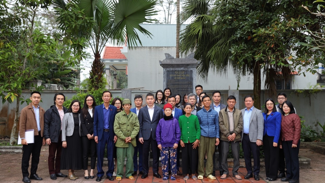 值此传统日73周年之际，越南友好组织联合会回恬默乡寻根，感恩乡民