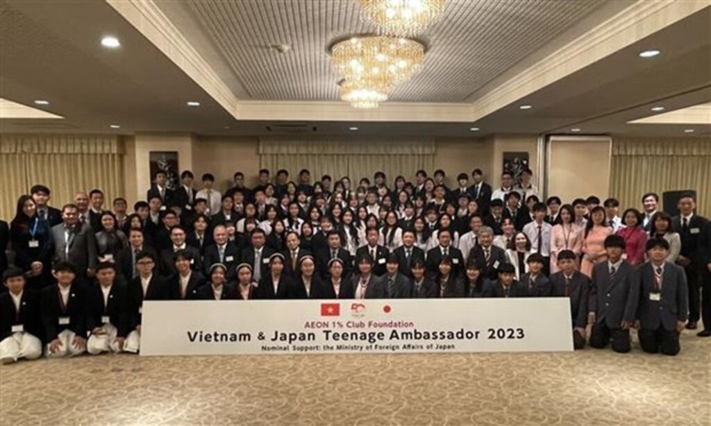 11月14日，题为“青少年大使2023”（Teenage Ambassadors 2023）的越南与日本高中生交流活动在东京的越南驻日本大使馆举行。  值此越日建交50周年之际，此次活动由日本永旺集团旗下永旺1%俱乐部基金会主办，是两国青年一代务实交流活动的框架内。   越南驻日本大使馆的交流活动是11月13日至19日期间两国学生系列交流活动的一部分，越南和东道国日本各有50名高中生参加。永旺1%俱乐部基金会主席Yoshiki Mori先生在越南驻日本大使馆的交流会上发表讲话时表示，“青少年大使”活动旨在促进国家之间的友谊，为日本和其他国家的年轻人创造一个直接互动、了解彼此文化和历史的平台。此次活动在越日建交50周年之际举行，更具有重要意义。