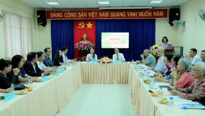 胡志明市海外越南人委员会领导会见并感谢从事教学工作的海外越南知识分子