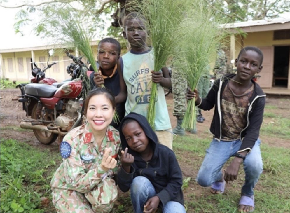 武氏莲老师与中非共和国的小朋友们的美好时光。