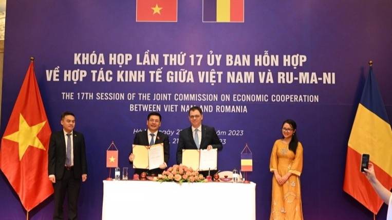越南工贸部长阮鸿延与罗马尼亚经济、创业和旅游部长斯特凡·拉杜·奥普雷亚签署越南-罗马尼亚经济合作联合委员会第十七次会议纪要。