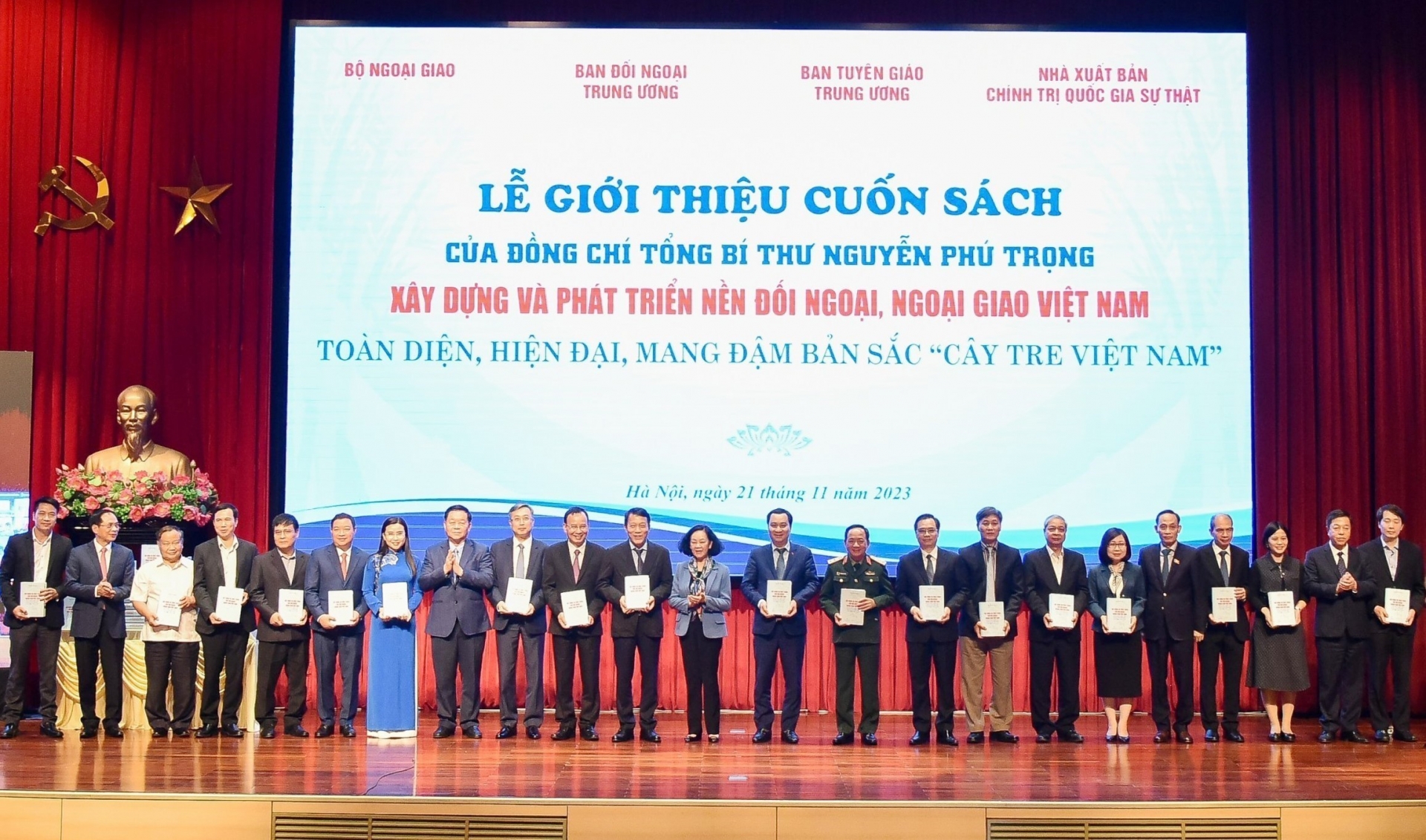 越共中央总书记阮富仲撰写的《建设和发展富有“越南竹子”特色的全面现代对外和外交事业》一书问世仪式于11月21日在河内举行。