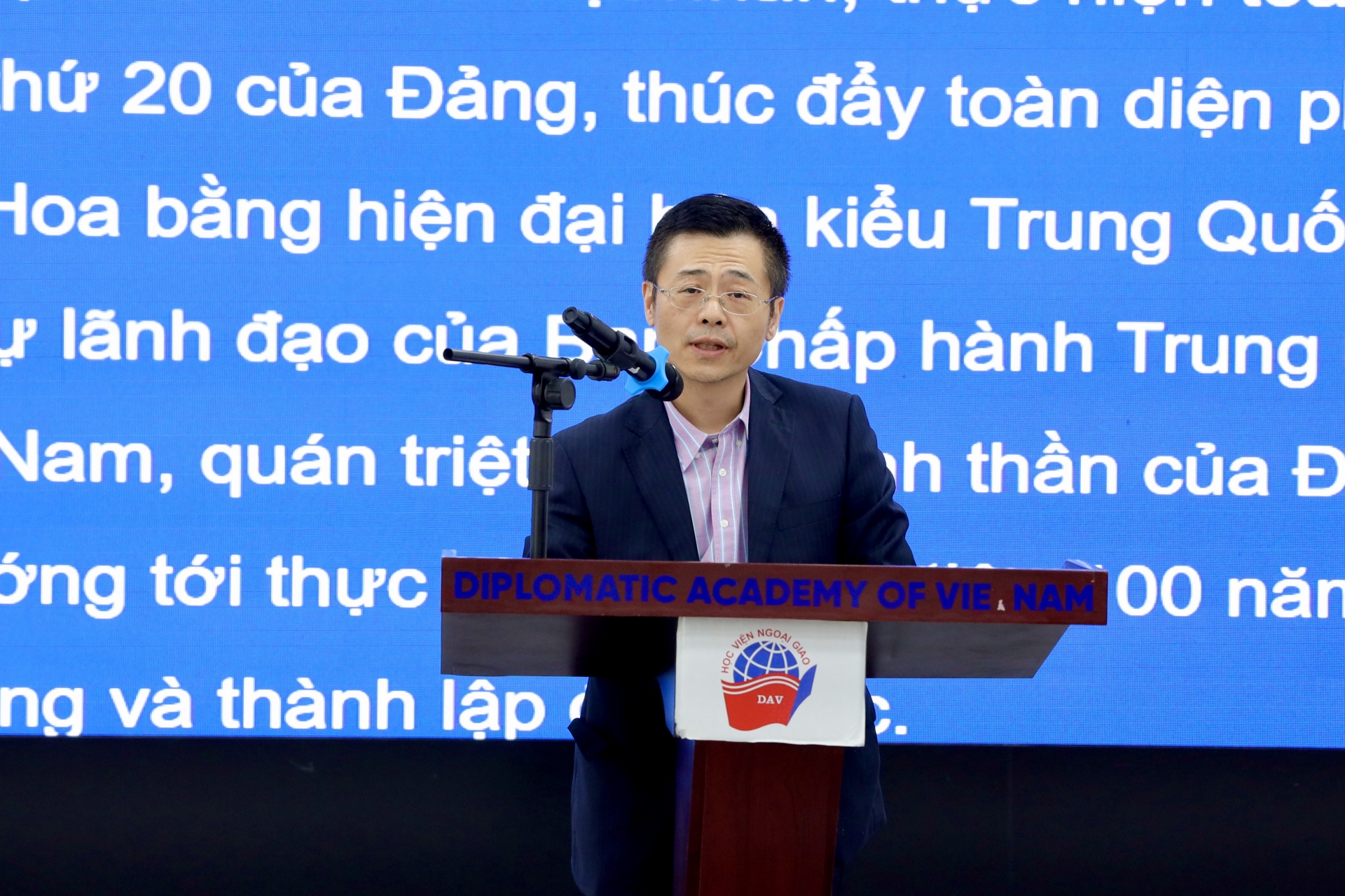 中华人民共和国驻越南社会主义共和国大使馆公使周文发表讲话。