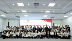 向外交学院的大学生颁发越中友好奖学金