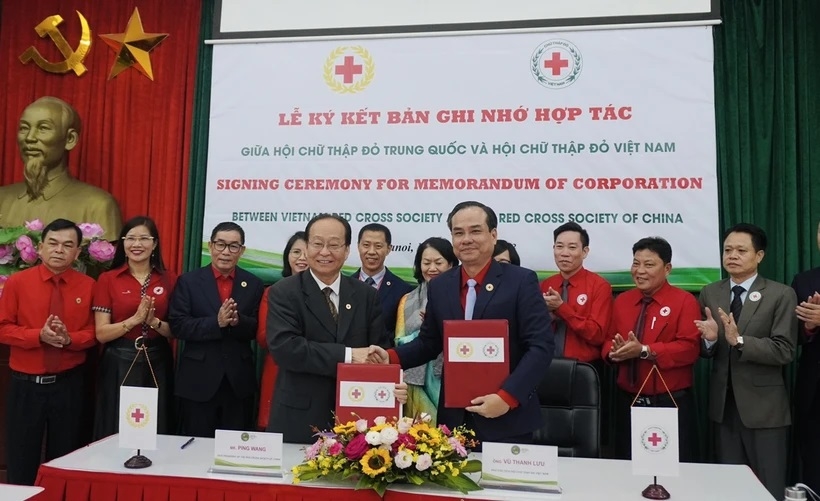 越中两国红十字会签署合作备忘录。
