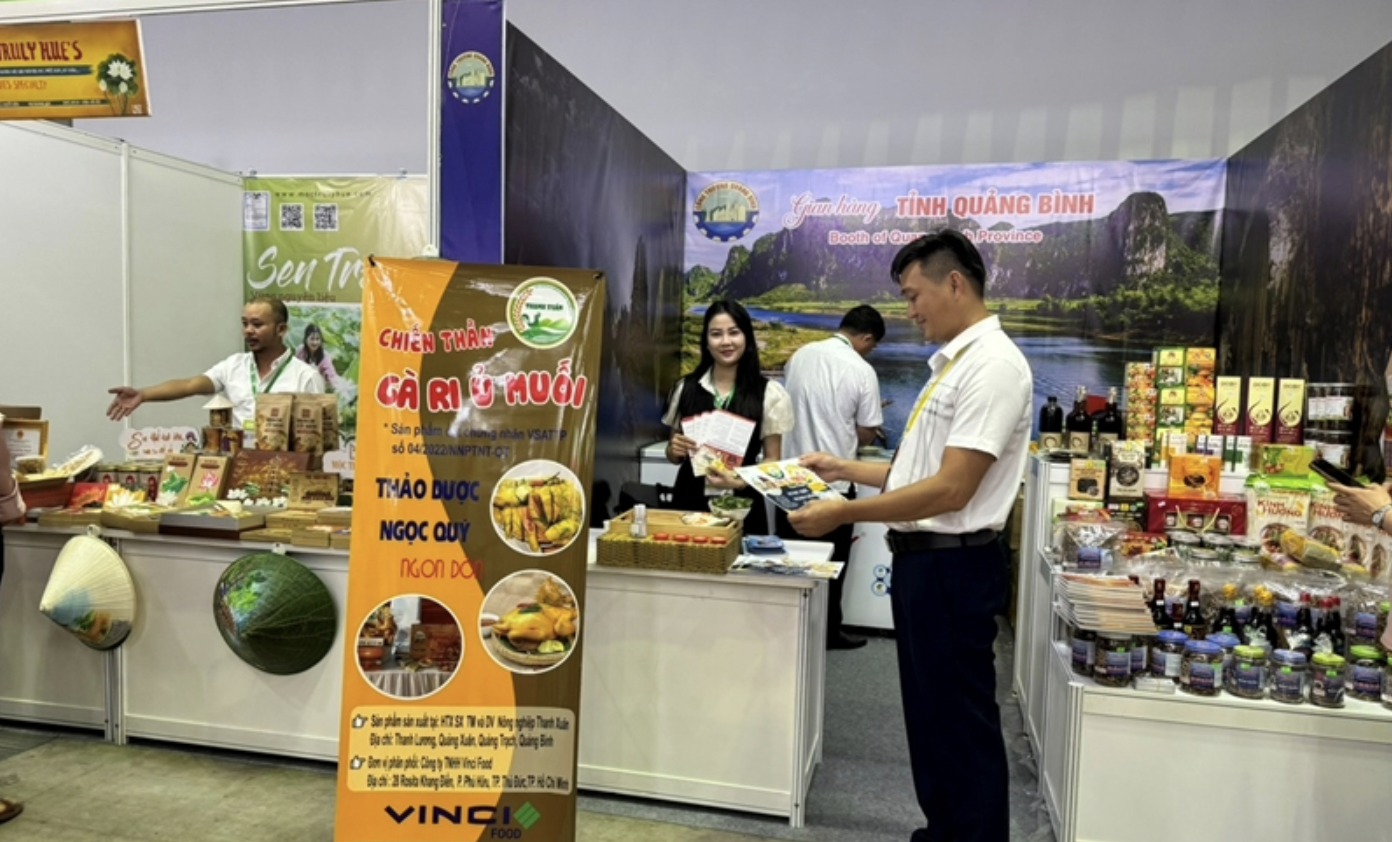 今年越南国际食品工业展览会共设500多个展位，吸引近400家国内外企业参展，展出农水产品的原料及加工品、饮料、食品加工机械设备和技术、保鲜与包装技术和食品安全卫生技术等。  有机食品生产和加工是越南食品工业的必然趋势，因此今年展会吸引许多国内外有机品牌的参与。  在2023年越南国际食品工业展览会框架内，除了特色产品的展位外，贸易促进局还开设越南国家品牌展位、数字投资贸易促进生态系统展位和越南食品工业投资展位等，为越南企业与伙伴之间的交流，促进贸易，介绍招商引资和发展潜力等提供平台。
