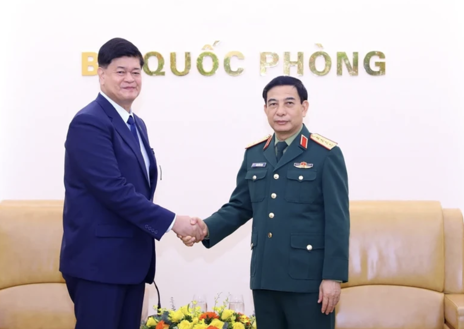 越南国防部部长潘文江大将会见菲律宾国防部高级副部长伊雷尼奥•埃斯皮诺。