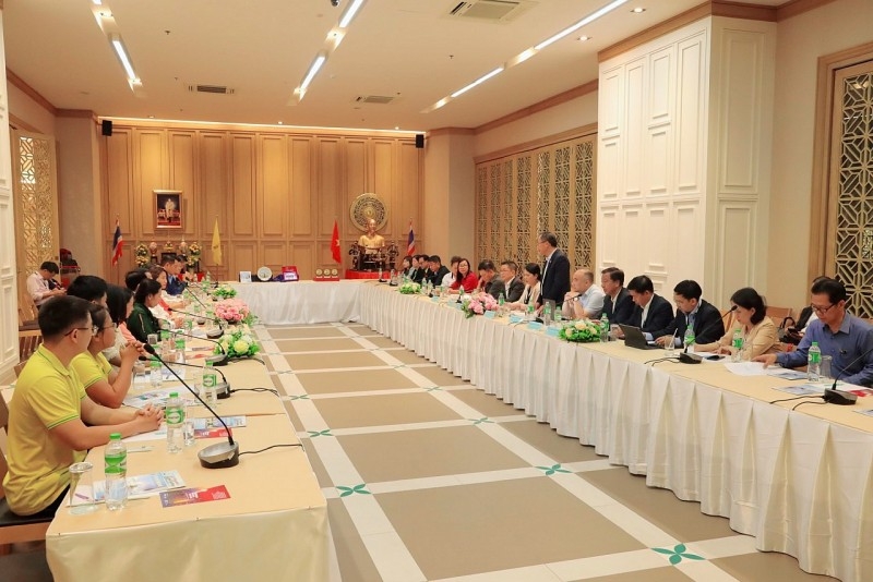11月17日下午，在2023年“泰国-越南-老挝-柬埔寨-缅甸海外商务论坛” 期间，胡志明市海外越南人委员会主席武氏黄梅会见了越南驻泰国、老挝、柬埔寨的企业、商协会代表以及外交机构代表。会议旨在听取在泰国、老挝、柬埔寨、缅甸的越南企业的需求，及时向市领导提出有效落实该市招商引资工作的建议，并提高向泰国、老挝、柬埔寨、缅甸越南人社区宣传胡志明市形象的成效。武氏黄梅女士建议：“越南驻其他国家大使馆、商协会和商业俱乐部的代表向需要联系的越南商人和海外企业社区分享了上述领域贸易和投资促进的具体信息。从而创造有利条件，进一步发挥海外越南人社区的作用和资源，为胡志明市和国家的整体发展做出贡献。” 此外，她还表示愿意听取协会代表和企业代表团分享如何建立胡志明市企业向其他国家消费者销售渠道和商品的解决方案。