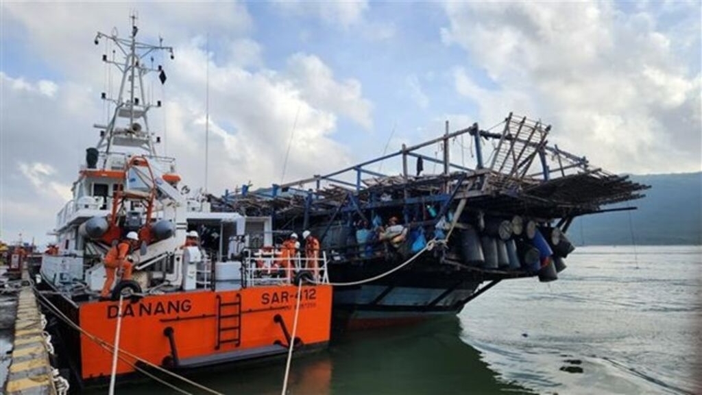 救起海上遇险的广义渔船和39名船员