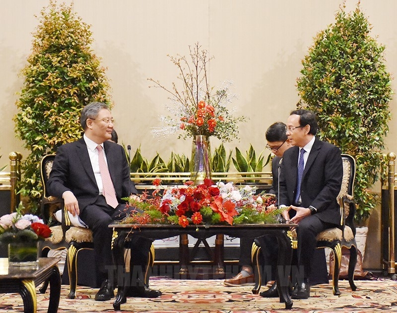 胡志明市委书记阮文年会见中国商务部部长王文涛。