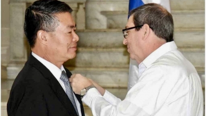 古巴向越南驻古巴大使黎青松授予古巴友谊勋章