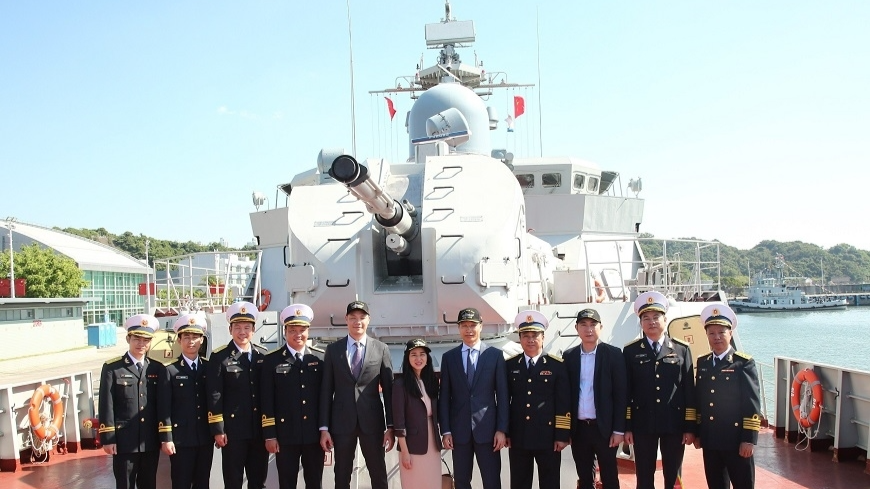 11月24日，016-光忠号舰和由海军第四区副参谋长阮文银大校为团长的越南人民海军工作团已抵达昂船洲军港，开始从11月24日至27日对香港进行友好访问。这是自1997年香港特别行政区回归中国以来，中国首次邀请外国海军舰艇访问香港，体现了中国对与包括越南在内的派舰参加“和平友谊-2023”多国联合演习的国家关系的善意和重视。中国人民解放军驻香港部队副司令员谭志伟少将在军港码头主持欢迎仪式。越南驻香港总领事范平谭及总领事馆干部、工作人员出席欢迎仪式。