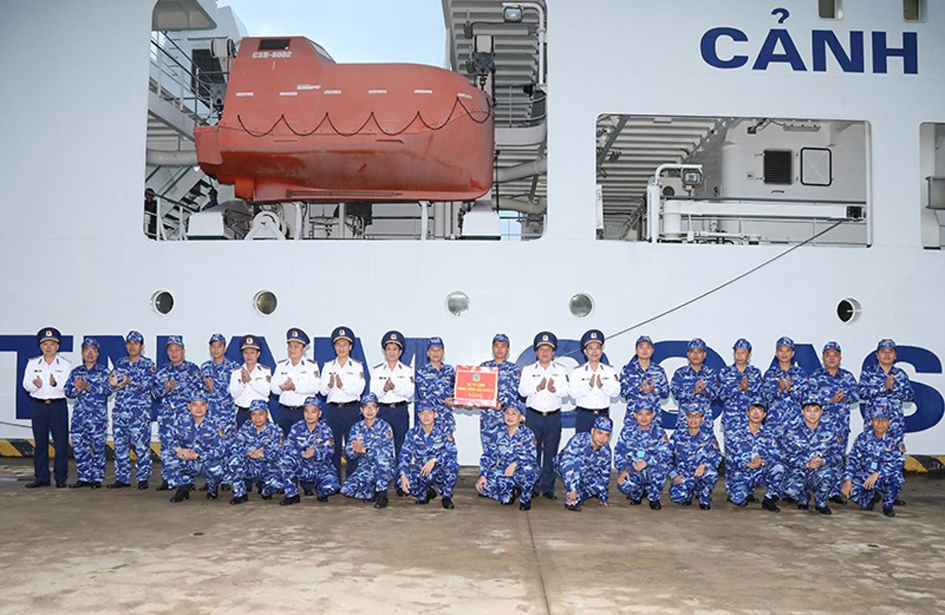 越南海警与中国海警2023年第二次北部湾分界线附近海域联合巡逻于11月27日至12月2日开展。巡逻航程255.5海里，从陈岛以东南14海里至昏果岛（Cồn Cỏ）以东北48海里，共13个检查点。越南海警8004号和8002号舰编队与中国海警两艘舰艇组成的编队分别对北部湾分界线两侧进行巡逻。联合巡逻活动有助于有效落实国际法律，向渔民进行渔业法律法规宣传教育，维护北部湾海域的安全秩序。此外，此次巡逻还为继续维护和发挥越中两国警察力量的团结精神，加强互信，增进友谊做出贡献。