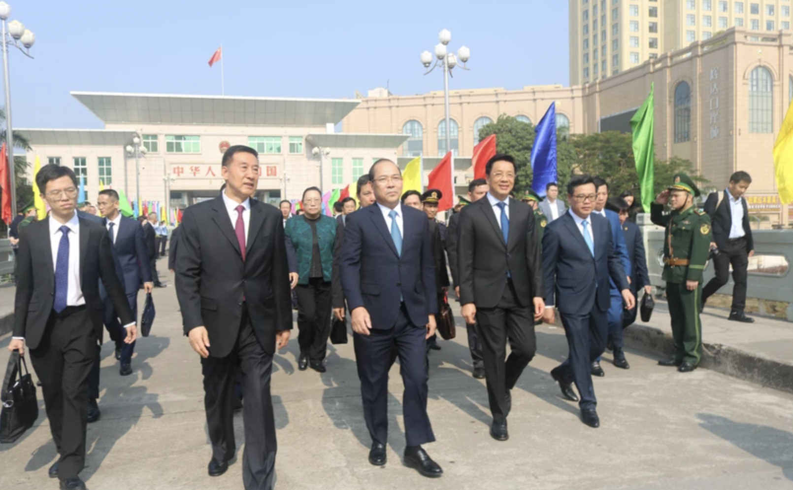 越南祖国阵线中央委员会副主席黄功始和中国全国政协副主席王勇在芒街国际口岸。