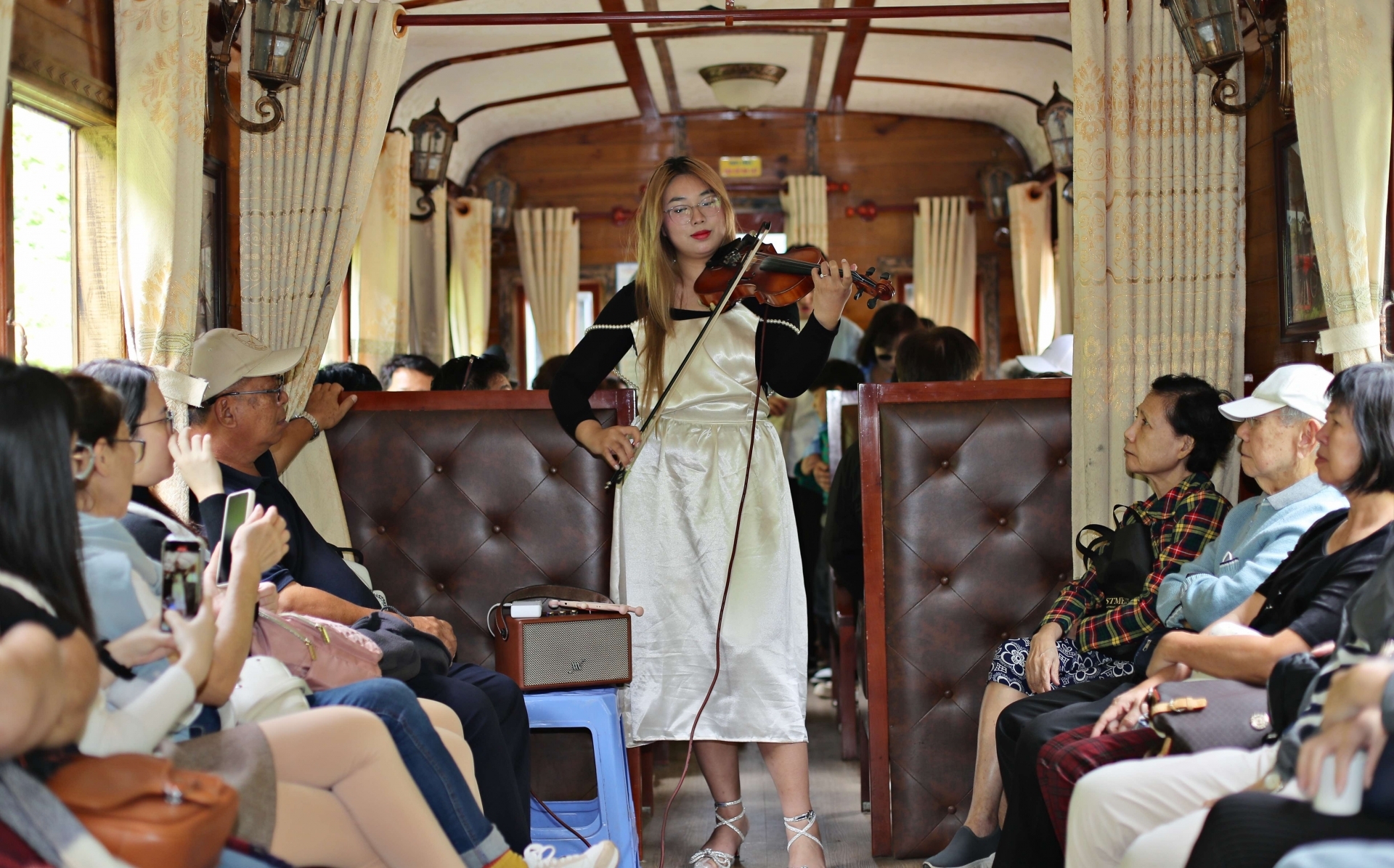 大叻市古老火车上免费音乐表演活动。