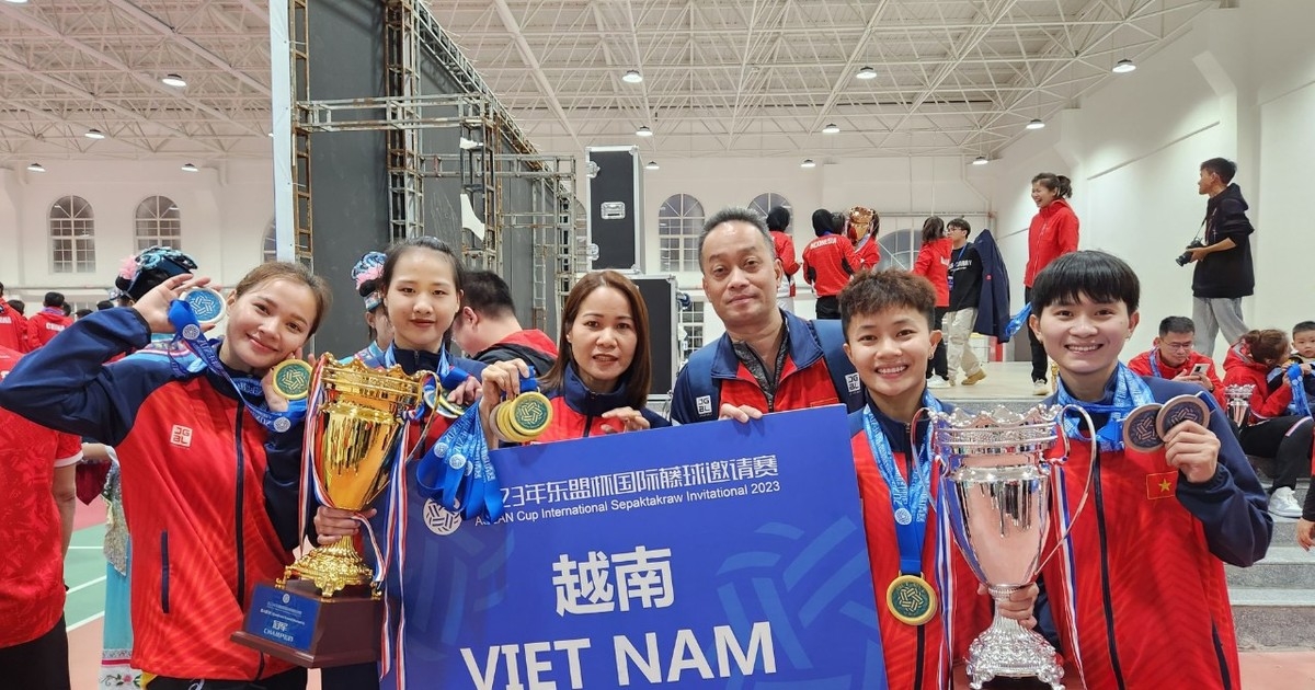 来自在中国昆明参赛的越南藤球队的消息称，越南在11月21日的藤球女子团体赛中再夺银牌。本次比赛越南藤球队领队黎清山先生表示：“队员们努力积累经验，我们进入了三人女子团体赛的决赛。我们只希望选手们取得超出自己能力的成绩，但获得银牌已经是了不起的成就了。” 越南藤球队正在参加由东道主中国主办的2023年中国—东盟杯国际藤球邀请赛。在三人女子团体赛决赛中，我们以一比二输给东道主中国队。越南藤球队教练组表示，本次比赛球队将报名U23年龄段的运动员，为今后第20届亚运会进行训练和备战。此前在本次比赛中，越南获得了女子四人团体赛的冠军，获得了金牌。 至此，越南藤球比赛结束，获得1枚金牌和1枚银牌。