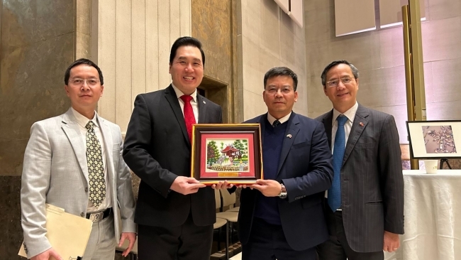 加拿大与越南友好议员协会主席陈圣源与越南驻加拿大大使范荣光（左三）和越南与加拿大友好协会秘书长阮能窍（右）合影。