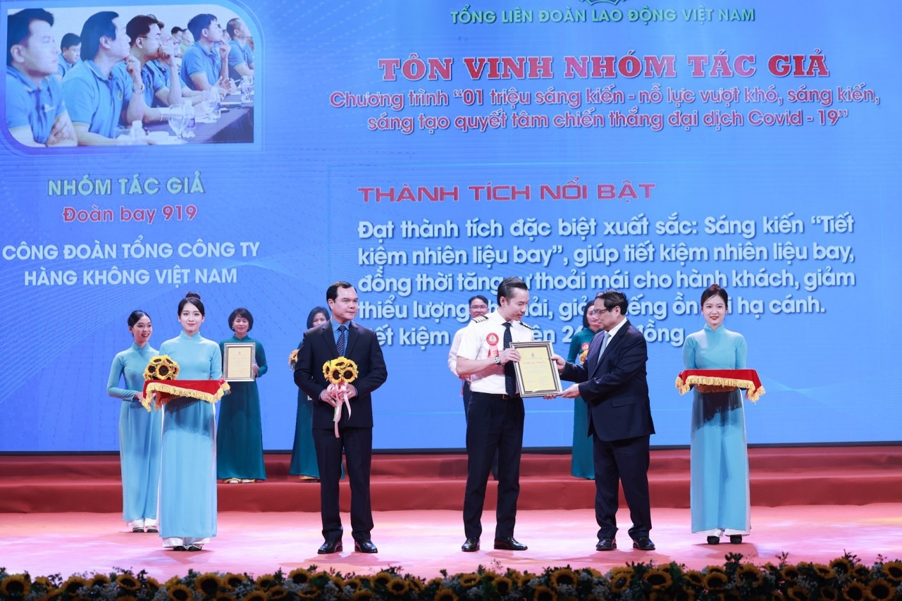 越南政府总理向有特殊倡议的作家颁奖。