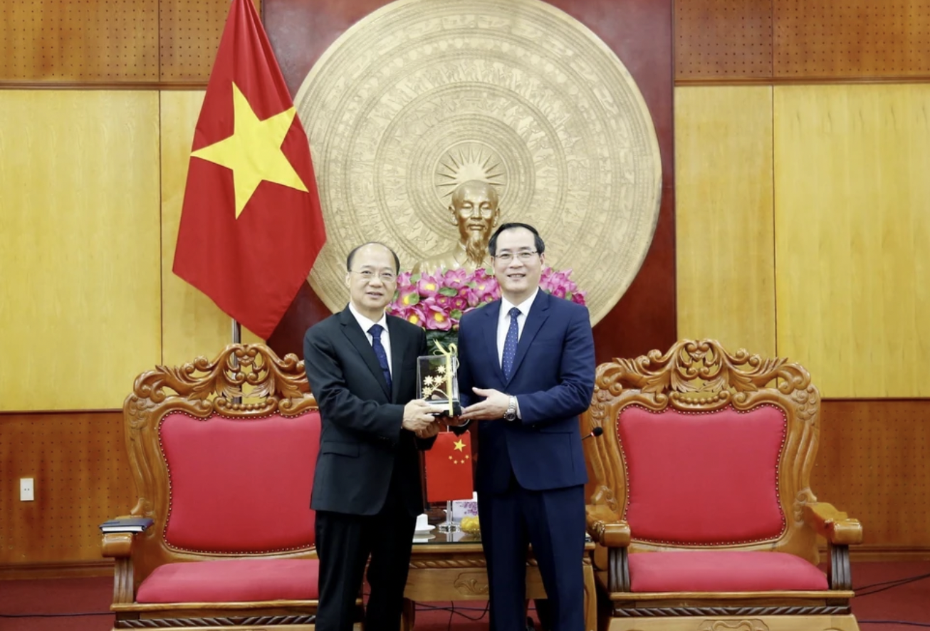 谅山省人民委员会领导与中国广西壮族自治区人民政府领导互赠纪念品。