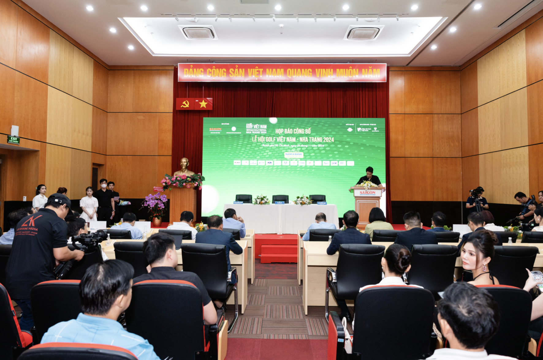 2024年越南-芽庄高尔夫球节将于11月27日至29日在庆和省芽庄市举行。此次高尔夫球节的主题为“越南高尔夫球一百年”，包括多个吸引人的活动，如结合越南传统音乐与现代世界音乐的“海洋之声”音乐晚会、“越南高尔夫球一百年”纪念盛典、颁发“点燃信心，勤学克难”奖学金等。此外，还有“越南高尔夫球之路”资料展、高尔夫球体验活动、美食节及高尔夫球比赛等丰富的活动安排。此次高尔夫球节得到了南方银行的支持和越南高尔夫协会的专业支持，旨在让高尔夫球及其文化更加贴近越南人民，并推动高尔夫文化在全球一体化时代的发展与传播。  本次高尔夫球节不仅有丰富的专业赛事，如青少年高尔夫天才赛和越南高尔夫节锦标赛，还将举行关于越南高尔夫行业的研讨会，并通过举行“百年高尔夫”嘉年华庆典和“海洋之声”音乐会等活动，加强高尔夫与文化的融合。该活动不仅旨在保护和弘扬高尔夫运动的历史、文化、经济和社会价值，还为促进当地旅游业发展和推动越南与世界的文化交流做出贡献。