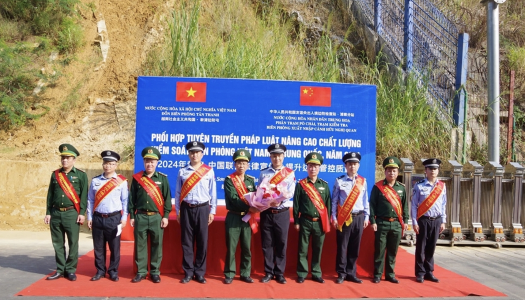 为响应越南11月9日法律日，越南谅山边防部队与中国广西友谊关出入境边防检查站于9日下午在友谊国际口岸地区联合举办2024年越中边防法律宣传活动。此次活动旨在提高边境居民和出入境人员的法律意识，特别针对越南与中国的法律规定、越南边防法，以及越中陆地边界管理的三项法律文件。双方在活动中向近3000名双边边境地区居民和出入境旅客进行法律知识宣传，并发放了印有越中双语的出入境法律传单。除友谊口岸外，越南谅山边防屯还于11月7日和8日分别在新清和峙马口岸联合中国浦寨、爱店边防检查站，向超过1750名出入境旅客进行了法律宣传教育。此类联合活动是越中边防部队的年度合作项目，旨在帮助口岸地区的居民、货主和旅客深入理解和遵守两国的法律法规，从而促进越中边境的稳定、友谊和合作，加强对边境安全的维护。这一系列法律宣传活动有助于提升法律认知，保障边境地区的公共秩序。