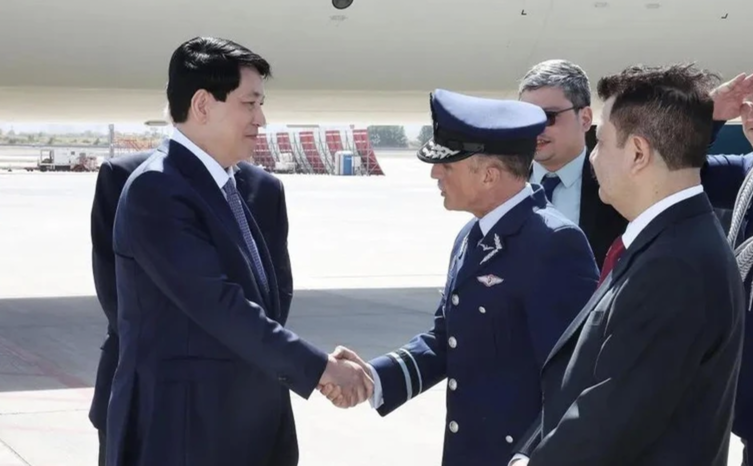 越南国家主席梁强抵达圣地亚哥国际机场。