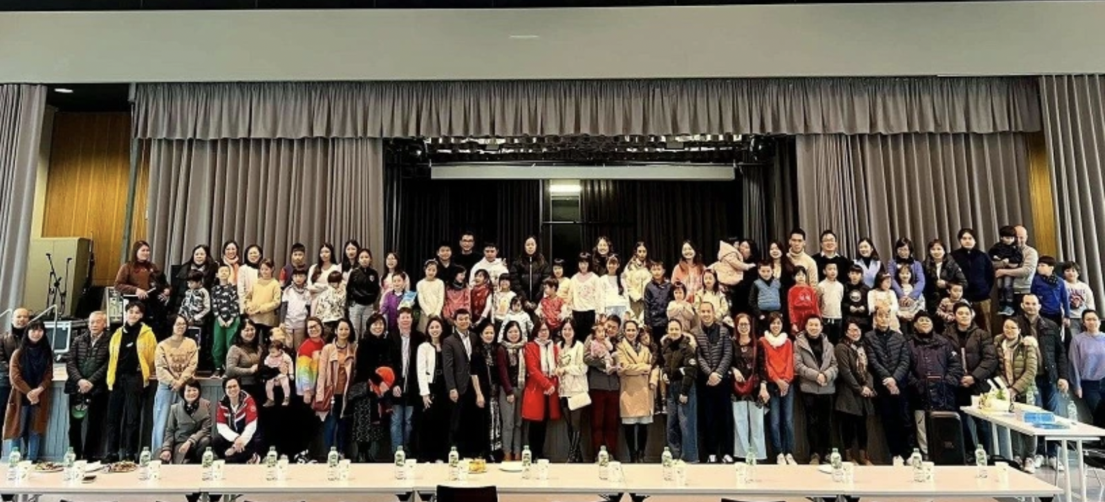 2024年11月9日，越南驻法兰克福总领事馆在该市Liebigschule学校举办了越南语课程的开学典礼。此次活动吸引了约100位家长、越南侨胞、总领事馆工作人员及40多名学生的参与，场面温馨、热烈且富有意义。在开学典礼上，越南驻法兰克福总领事刘春同强调了保持和传承母语对海外越南人社区的重要性。他表示，学习越南语不仅是对文化身份的认同，更有助于维护民族根源。此外，Liebigschule为该课程专门设立了三个教室，每周六为学生提供越南语教育。通过这一举措，越南语教育不仅为学生们提供了连接家乡文化的机会，也为推动越南语成为黑森州学校体系中的正式外语打下基础。黑森州政府和法兰克福市政府对越南语教育表达了支持和关注，显示了双方在文化教育方面的合作意愿。这项活动不仅是越南语学习的开始，也是越南侨胞在德国社区弘扬民族文化、加强文化认同感的重要举措。