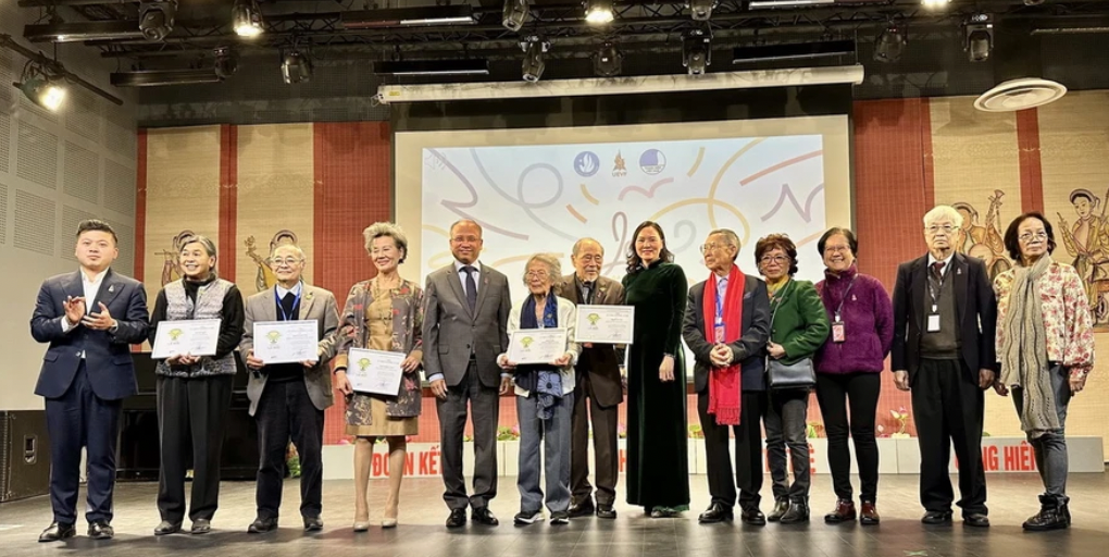 2024年11月9日，越南青年学子协会（UEVF）在法国巴黎举办了庆祝成立20周年的Gala晚会，主题为“连接、发展与闪耀的旅程”。此次活动不仅是回顾UEVF过去二十年发展历程的机会，也是展望越南青年未来抱负和梦想的时刻。晚会吸引了越南驻法国大使邓全胜、越南驻联合国教科文组织大使阮氏雯英、越南各界代表以及来自法国各地的近200名越南青年学子参加。在庆典上，UEVF主席、欧洲越南青年学子联合会副主席阮潘保瑞回顾了协会的关键发展节点，肯定了协会在过去20年中的努力和成就。虽然由于工作安排，越南外交部副部长、越南海外侨务委员会主席黎氏秋香未能出席，但她仍然向UEVF致以最真挚的祝贺，并表示希望协会在未来能够进一步壮大，推动越法两国关系发展。为表彰UEVF在过去的贡献，越南驻法大使邓全胜特意为UEVF颁发了越南外交部部长的奖状。此外，晚会还特别感谢了在过去20年中一直支持协会的法国越南社区长者、越南驻法使馆和支持协会活动的各企业。阮潘保瑞强调，UEVF已经成为法国超过15,000名越南青年学子的唯一代表组织，并在欧洲越南青年学生运动中发挥核心作用。大使邓全胜对协会的成就表示赞赏，并期待UEVF在未来继续发挥其作为法国越南社区核心力量的作用，为祖国贡献更多实际行动。