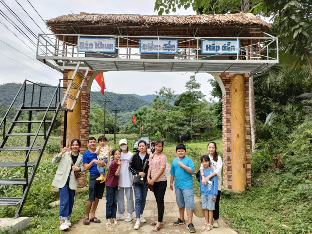 旅游客到昆村参观、旅游。