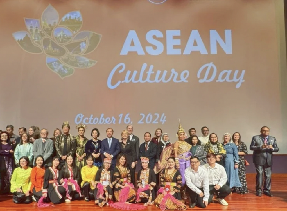 024年东盟文化日于近日在美国马里兰州肯辛顿市举行，由越南驻美国大使馆夫人夫君协会与其他东盟国家驻美国大使馆夫人夫君协会联合主办。此次活动吸引了超过400位嘉宾出席，成为一次极具意义的文化交流盛会。活动不仅在促进东盟各国之间的友谊，也在增进东盟与美国及世界其他国家之间的外交关系方面发挥了重要作用。  东盟华盛顿委员会轮值主席、菲律宾驻美国大使何塞·曼努埃尔·罗穆亚尔德斯高度评价东盟国家夫人夫君协会在推动和弘扬东南亚文化方面的贡献，认为这为丰富东盟华盛顿委员会的政治活动、深化东盟与美国及其他伙伴国的外交关系提供了积极支持。他还指出，东盟的多元文化是其巨大的优势，也是各国之间合作的重要力量。  活动内容丰富多彩，包括画展、传统服饰展示、文艺表演和美食盛宴等，东盟十国大使馆为此次文化日精心准备了多个具有代表性的节目，充分展示了东盟文化的多样性。美国国务院前助理国务卿玛丽·罗伊斯特别赞赏越南的莲花舞和竹竿舞，称这些表演非常精彩，并高度评价越南作为东盟驻美大使馆夫人夫君协会轮值主席国的贡献。  此次文化日活动不仅带来了精彩的表演，也使来宾对越南美食产生了浓厚兴趣。2024年东盟文化日通过这一系列活动，展现了一个团结、充满活力的东盟形象，传递出东盟希望与世界各国加强交流与合作的信号。