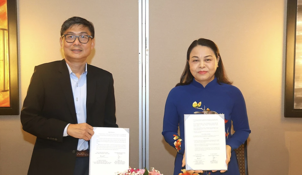 越南祖国阵线中央委员会与新加坡人民协会领导签署关于加强合作并开展经验交流的备忘录。
