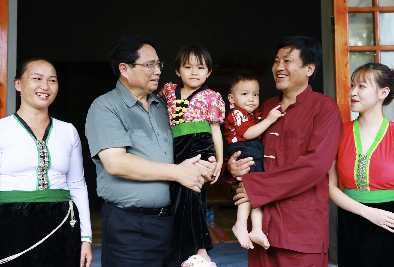 在和平省调研期间，2024年9月29日，政府总理范明政造访沱北县受益于消除危旧房运动有新住房的家庭。