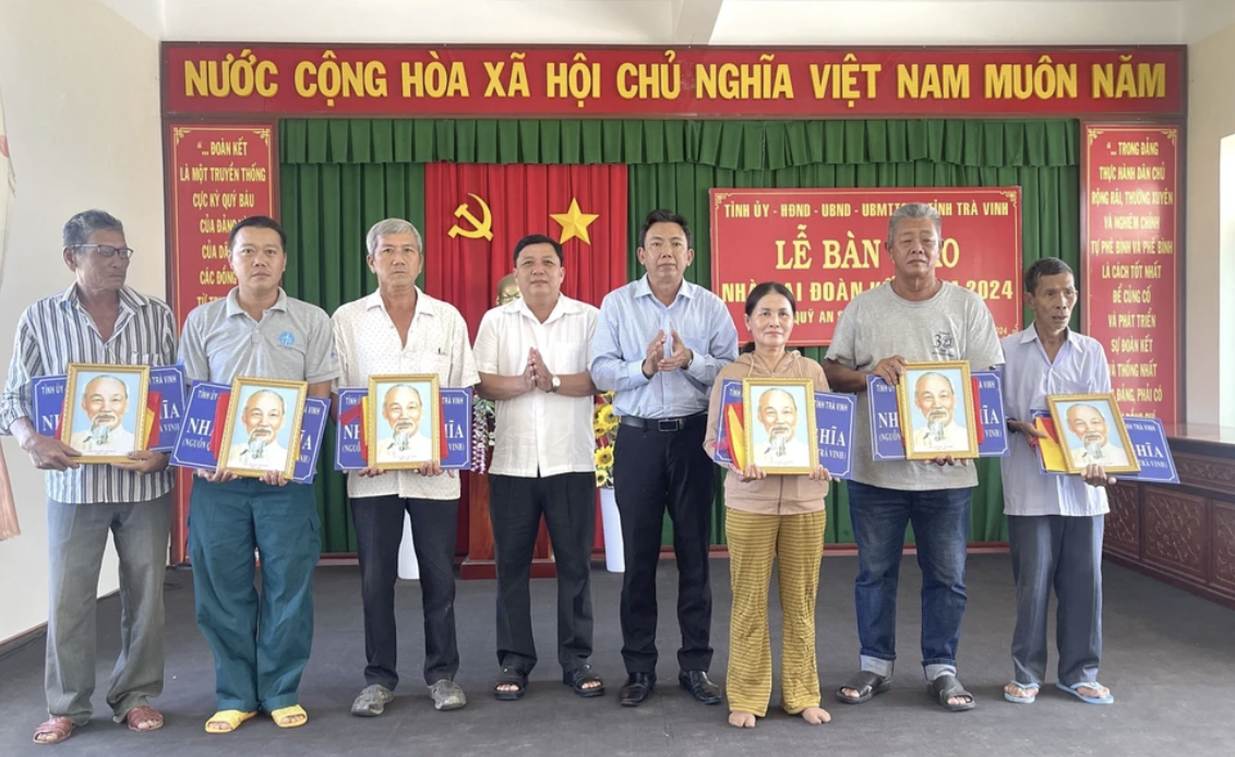 近日，茶荣省在该省沿海市举行了为贫困户、相对贫困户、住房困难户和优抚家庭援建近100间住房的交接仪式。今年年初至今，茶荣省已为住房困难贫困户援建3200多间住房，投资总额超过1800亿越盾（约合人民币5142.857万元）。在交接仪式上，茶荣省越南祖国阵线委员会副主席范文强表示，近年来，茶荣省通过多项措施筹集资源，为数千贫困家庭提供住房支持。特别是2024年前9个月，该省已建成3200多间住房。10月8日，公安部已向贫困家庭交付了1300间住房，预计到10月16日，茶荣省越南祖国阵线委员会将继续向困难群众交接剩余的近1900间住房。据统计，截至2023年底，茶荣省的贫困家庭数量为3416户，占全省人口的1.19%，相对贫困家庭6773户，占2.35%。目前，该省住房困难户有7000多户。茶荣省希望能继续得到爱心组织、企业和个人的支持，改善民生，确保到2025年底消除危房和旧房，进一步推动地方经济和社会发展，确保群众的基本住房需求得到满足。
