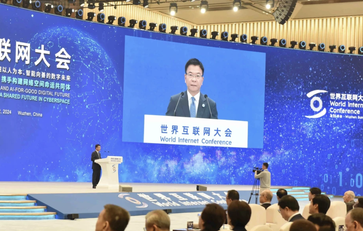 越南政府副总理黎成龙在会议上发言